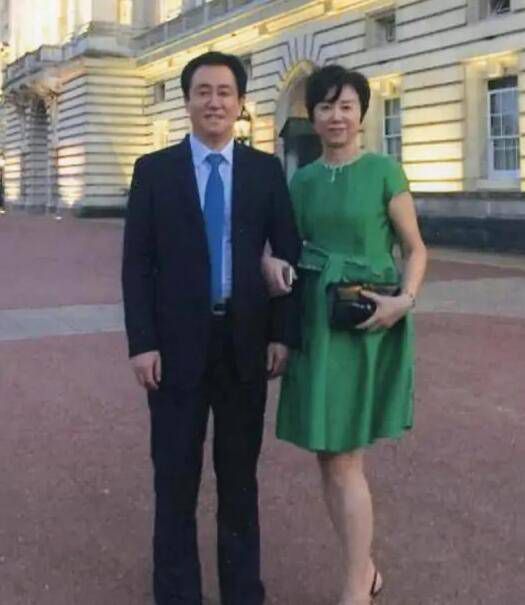 最后，穆帅表示罗马没放进行足够多的引援，所以他需要，也喜欢提拔年轻球员。